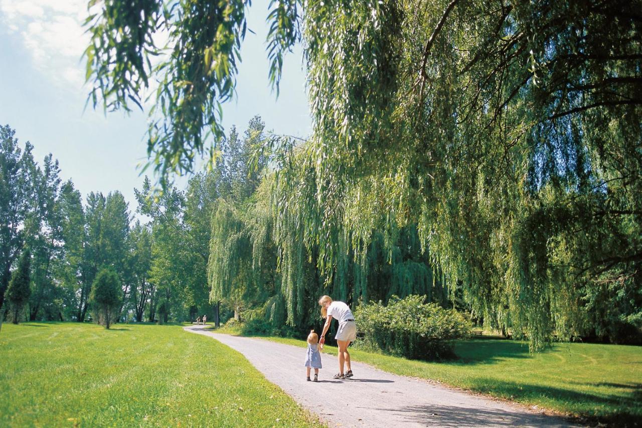 Hotels Gouverneur Montreal - Ile Charron ブーシャーヴィル エクステリア 写真